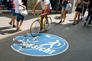 Friedliches Nebeneinander zwischen Velofahrer und Fussgängern. (Bild Dominik Wunderli)