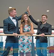 Samuel Gregory Bernet (links), Lea Studer und Lars Glanzmann freuen sich über ihren Passerellen-Abschluss. (Bild: Corinne Glanzmann (Luzern, 31. August 2017))