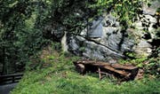 In einer scharfen Kurve an der Hinterbergstrasse liegt versteckt das Denkmal für die am 3. Mai 1798 gefallenen Walchwiler. (Bilder Stefan Kaiser)