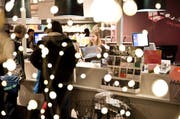 Umtausch möglich? Nicht selten kommen Geschenke nur wenige Tage nach dem Kauf wieder zurück ins Geschäft. (Bild: Manuela Jans-Koch / Neue LZ)