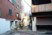 Insgesamt 50 Rettungskräfte waren im Einsatz, um den Brand nach der Explosion zu löschen. (Bild: pd)