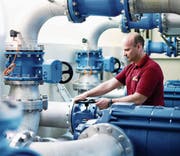 Der Brunnenmeister Josef Hermann kontrolliert eine Pumpe. (Bild: Stefan Kaiser (Rotkreuz, 16. März 2017))