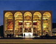 Bei Tag oder bei Nacht eine Augenweide – die Metropolitan Opera in New York. (Bild: Keystone (27. März 2010))