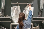 Die Preise für Kleider sind unter Druck: Chicorée – hier die Filiale im Emmen-Center – kann sich erfolgreich im Tiefpreissegment behaupten. (Bild: Keystone / Christian Beutler)