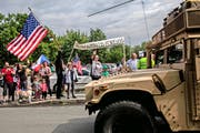 «Bleibt für immer bei uns»: Amerikanische Truppen werden in Tschechien von der Bevölkerung bejubelt. Bild: Matej Divizna (Prag, 27. Mai 2016)