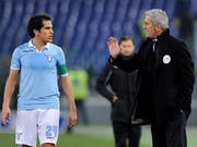 Vladimir Petkovic im Gespräch mit Cristian Ledesma. (Bild: Keystone)