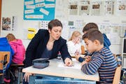 Journalistin Flurina Valsecchi erklärt 5.-Klässlern im Schulhaus Hofmatt in Horw, wie Zeitung gemacht wird. (Bild Dominik Wunderli)