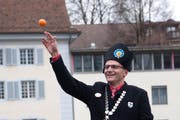 Grosses Orangenwerfen: Zunftmeister Edi Scherer machts Spass. (Bild: Boris Bürgisser / Neue LZ)