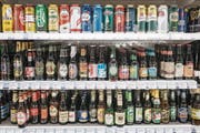 Bierauswahl in einem Spirituosenladen in Zürich. (Symbolbild: Christian Beutler/Keystone)