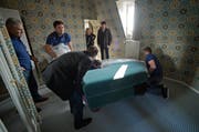 Handwerker bringen im Gütsch ein neues Möbel. (Bild: Pius Amrein / Neue LZ)