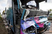 Die total demolierte Kabine des Cars. (Bild: Keystone / Alexandra Wey)