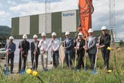 Die Teilnehmer des Spatenstich (von links): Pete Widmer, Bauökonom und Gesamtleiter Bau, Büro für Bauökonomie; Bruno Amberg, Geschäftsleitung, Gebr. Amberg Bauunternehmung AG; Stefan Dellenbach, Leitender Experte Bauentwicklung, Basler & Hoffmann West AG; Thomas Burch, Projektleiter Neubau Dierikon, Komax; Matijas Meyer, CEO Komax Group; Andreas Wolfisberg, CFO Komax Group, Alexandra Lang, Gemeindeamtfrau von Dierikon; André Amberg, Geschäftsleitung, Gebr. Amberg Bauunternehmung AG, Niklaus Graber, Architekt, Graber & Steiger. (Bild: PD)