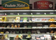 In Frankreich ist das Angebot an Halal-Fleisch gross: im Bild Halal-Produkte in einer Metzgerei. (Bild: Getty)
