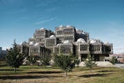 Die Nationalbibliothek des Kosovo in Pristina wurde 1982 eröffnet. Sie ist eines der Wahrzeichen der Hauptstadt. (Bild: Katharina Brenner)
