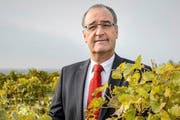 Nationalrat Guy Parmelin ist der Westschweizer Kandidat auf dem SVP-Ticket für die Bundesratswahl. Im Bild ist der Weinbauer in seiner Heimatgemeinde Bursins VD zu sehen. (Bild: Jean-Christoph Bott / Keystone)