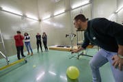 Ein angehender Sekundarlehrer zeigt, wie lange der Knall eines zerplatzenden Ballons im Hallraum nachhallt. (Bild: PH Luzern)