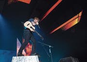 Ed Sheeran meistens solo – mehr brauchte es nicht, um das Hallenstadion zum Tosen zu bringen. (Bild: Ennio Lenza, EPA/Keystone (19. März 2017))