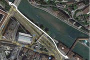 Zwischen Geissmattbrücke und Pfistergasse baut die Stadt Luzern eine neue Veloverbindung. (Weisser Pfeil) (Bild: Maps.google.ch)