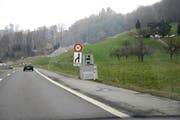 Ein mobiler Blitzkasten der Kantonspolizei Obwalden. (Archivbild Neue OZ)