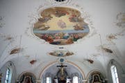Durch die weissen Wände und die zahlreichen mit Ornamenten verzierten Wand- und Deckengemälde wirkt das breite Saalkirchenschiff offen und hell. (Bild: Corinne Glanzmann (Altishofen, 25. August 2017))