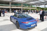 Für das Aufrichtefest hat Porsche schon einmal einige Boliden vorgefahren. (Bild: Silvan Meier)