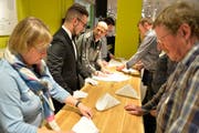 Servietten falten: Da war Fingerspitzengefühl gefragt. (Bild: Gut Alfons)