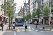Dieser Fussgängerstreifen an der Hirschmattstrasse wurde aus Sicherheitsgründen mit einer Mittelinsel ausgestattet. (Bild: Boris Bürgisser (Luzern, 11. April 2017))