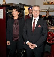 Der designierte Räbevater Pirmin Andermatt betritt mit Gattin Morena das Restaurant Maienrisli. Bild: Maria Schmid (Baar, 11. November 2016)
