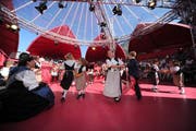 Beim Urner Tag auf der Seerose hatte auch die Trachtenvereinigung Uri einen Auftritt. (Bild Urs Hanhart)