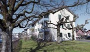 Eines der dreizehn Mehrfamilienhäuser in der Gartenstadt, die Neubauten weichen sollen. (Bild: Werner Schelbert (Zug, 15. März 2017))