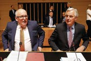 EU-Kommissionsvizepräsident Frans Timmermans und EU-Brexit-Unterhändler Michel Barnier. (Bild: Julien Warnand/EPA (Luxemburg, 27. April 2017))