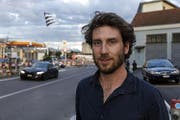 Timothy Studer vor seiner Arbeit «Shifting» auf dem Centralplatz in Emmenbrücke. (Bild: PD/Niklaus Spoerri)