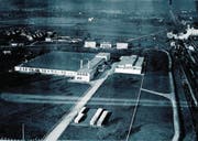 Bereits 1930 stehen in der Affoltern-Schlaufe westlich der Bahngleise die ersten Fabrikhallen der Landis & Gyr. Am rechten oberen Bildrand ist die Untermühle zu sehen, die heute noch steht.