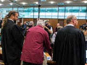 Der angeklagte Schweizer (Mitte) zusammen mit seinen Anwälten während des ersten Prozesstag vor dem Frankfurter Oberlandesgericht. Dieses sprach ihn der Spionage für schuldig. (Bild: Andreas Arniold/Keystone)