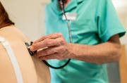 Der Kanton Obwalden will die Hausarztmedizin fördern und hat dazu eine Vereinbarung für Weiterbildungsangebot für Assistenzärzte abgeschlossen. (Symbolbild) (Bild: Keystone)