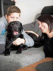 Prisca Kaufmann mit ihrem Sohn Leandro und Hündin Nala. (Bild: Corinne Glanzmann (Rothenburg, 3. März 2017))