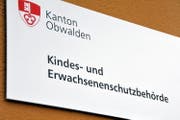 Beschilderung der Büros der Kesb in Sarnen. (Bild Adrian Venetz)