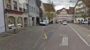 Die Apotheke am Kolinplatz in der Stadt Zug ist überfallen worden. (Bild: Google Street View)