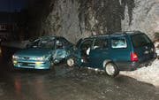 Die beiden total beschädigten Autos an der Unfallstelle in Bisisthal. (Bild Kantonspolizei Schwyz)