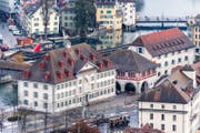 Wegen den Sparmassnahmen könnte das Naturmuseum (rechts) und das Historische Museum auf Anfang 2018 geschlossen werden. (Bild: Roger Grütter (Luzern, 21. Februar 2017))