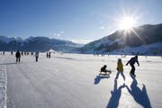 Das Natureisfeld auf dem Sihlsee im Euthal erfreut sich grosser Beliebtheit. (Bild Stefan Kaiser/Neue SZ)