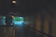 Ein Lastwagen im Taubachtunnel bei Erstfeld. (Bild: Screenshot ab map.google.com)