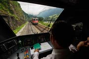 Zwei Personenzüge kreuzen sich auf der Gotthardlinie. (Bild: Keystone / Ti-Press/Samuel Golay)