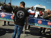 Anhänger des nationalistischen Wahlbündnisses «Vereinigte Patrioten» blockierten gestern die bulgarisch-türkische Grenze.Bild: Vassil Donev/EPA (Sofia, 24. März 2017)