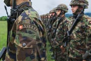 Die geplante Umstrukturierung der Armee-Führung sorgt für Aufregung. Im Bild: Infanterie-Soldaten in Colombier. (Bild: Keystone/Christian Beutler)