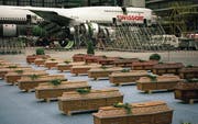Särge der Schweizer Opfer von Luxor. (Bild: Peter Lauth/KEY (Zürich, 20. November 1997))