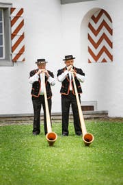 Josef Erni (links) mit Willi Marti aus Willisau beim Wettvortrag auf dem Landenberg. (Bild Manuela Jans)