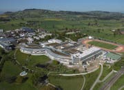 Die Baustelle Nordtrakt (im Bild unten rechts) auf dem Campus Notwil ist termin- und kostengerecht im Plan. Per Mitte 2018 ist der Neubau bezugsbereit. (Bild: PD)