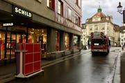 Die Feuerwehr sperrte den Zugang zum Schild vom Reussteg her vorübergehend ab. (Bild: Leserbild)
