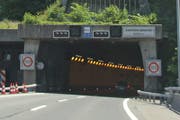 Einfahrt in den Seelisbergtunnel. Hier hat es am Sonntagabend gekracht. (Bild: René Meier / Luzernerzeitung.ch)